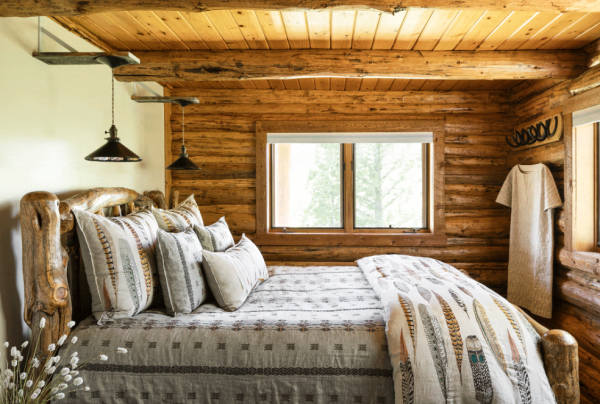 Dinding dengan Sentuhan Warna Hangat Rustik